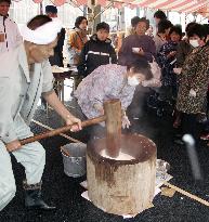 Volunteers join in making mochi for quake victims