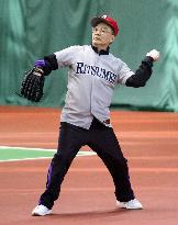 Fukuda plays catch baseball with Chinese premier in Beijing