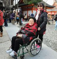 Wheelchair-bound Thai traveler enjoys smooth tour at Kyoto shrine