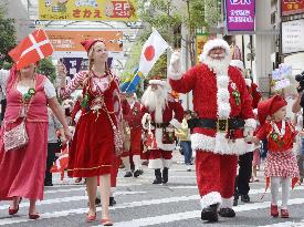 22 Santa Clauses parade through Kumamoto