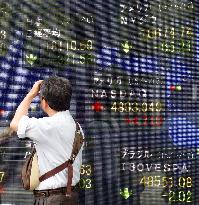 Tokyo stocks dive in morning as Fed keeps U.S. rates unchanged