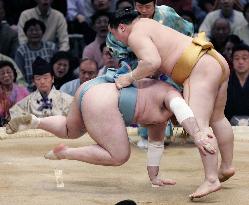 Asashoryu blows away Kokkai to stay in front at spring sumo