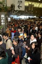 (1)Holiday makers leave Japan for travel abroad