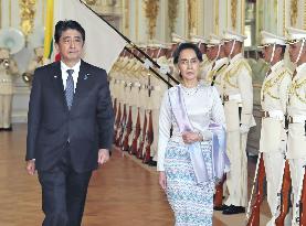 Abe offers Suu Kyi "full support" for Myanmar's new gov't