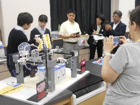 Foreign reporters' visit to Osaka robot club