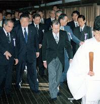 201 Diet members, proxies visit Yasukuni Shrine