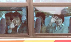 (2)Hasuikes, Soga leave for hometowns in Niigata Pref.