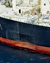 Damaged oil tanker heads to Tokyo