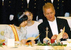 (2)Queen Margrethe II attends dinner party