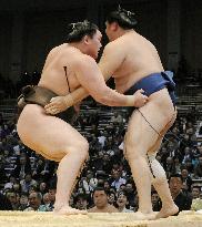 Hakuho, Miyabiyama remain tied for lead at Kyushu sumo