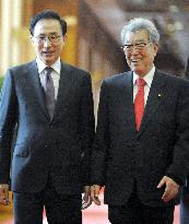 S. Korean President Lee considering visit to Japan in mid-Decembe