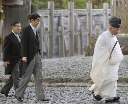 Abe visits Ise Jingu shrine