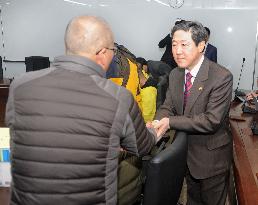 S. Korean oceans minister meets kin of ferry tragedy victims