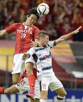 FC Tokyo, Grampus players tussle for ball en route to scoreless draw
