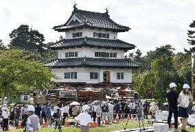 Transfer of castle tower starts in Hirosaki