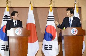 Japan, S. Korea agree on "final, irreversible" comfort women solution