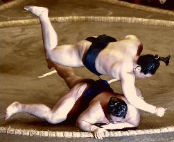 Asashoryu hangs onto lead at summer sumo