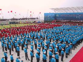 (1)Work starts on road bridge spanning Hangzhou Bay