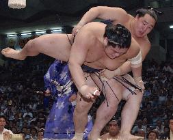 Asashoryu beats Tochinonada