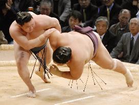 Hakuho tosses aside Miyabiyama on 3rd day of Kyushu sumo