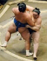 Asashoryu manhandles Kotoshogiku at New Year sumo