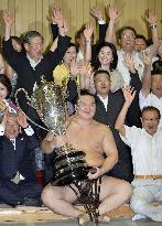 Hakuho claims 30th career championship