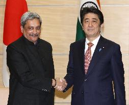 Japan PM Abe meets with Indian defense chief