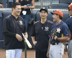 Yankees' Tanaka chats with Astros bench coach Hillman