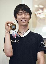 Hero's welcome for record-breaking Hanyu