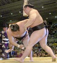 Hakuho stays in lead, Asashio chasing at spring sumo