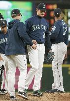 Iwakuma shelled as Mariners knocked from playoff picture