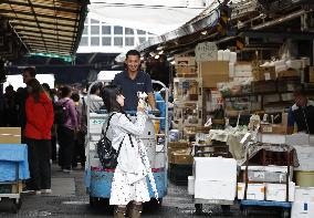 Tsukiji market scenes ahead of relocation