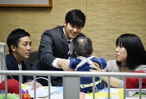 Ohtani cheers up boy at Osaka hospital