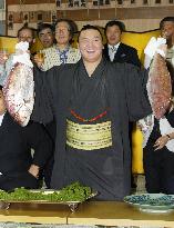 Hakuho secures yokozuna promotion, holds 2 red sea breams