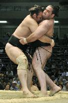 Kotooshu beats Aran at Nagoya sumo tournament