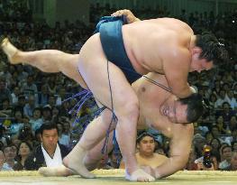 Hakuho adds win to mark 12-2 at Nagoya sumo