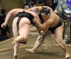 Asashoryu heating up at autumn sumo