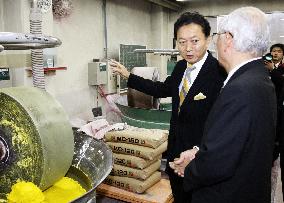 Hatoyama visits factory helping the disabled