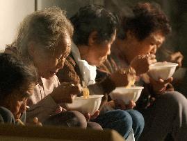 (10)Niigata quake victims weary, worried of more damage