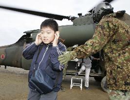 (2)Yamakoshi village children inspect quake damage from helicopt