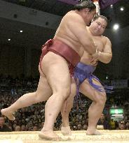 Kaio scores 6th win at Kyushu sumo