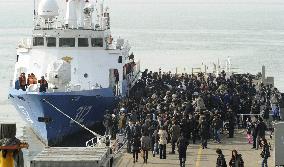 Yeonpyeong Island evacuees arrive at Incheon