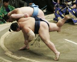 Bulgarian giant Kotooshu beats Ozeki Chiyotaikai