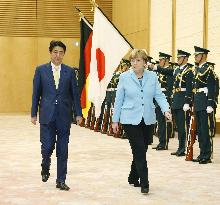 Abe, Merkel hold talks in Tokyo