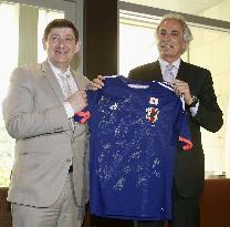 Halilhodzic gives Japan jersey to French sports minister
