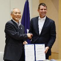 Tokyo Gov. Masuzoe shakes hands with Aussie NSW Premier