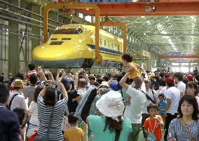 Fans get rare view of lucky "Dr. Yellow" shinkansen inspection train