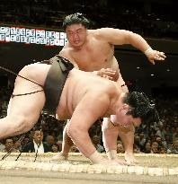Hakuho falls for 2nd straight day at Autumn sumo