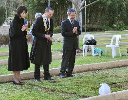 Japanese POW's bereaved family reads sutra at Aussie cemetery