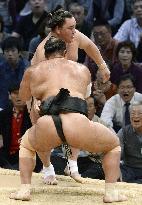 Yokozuna Harumafuji falls to 1st loss